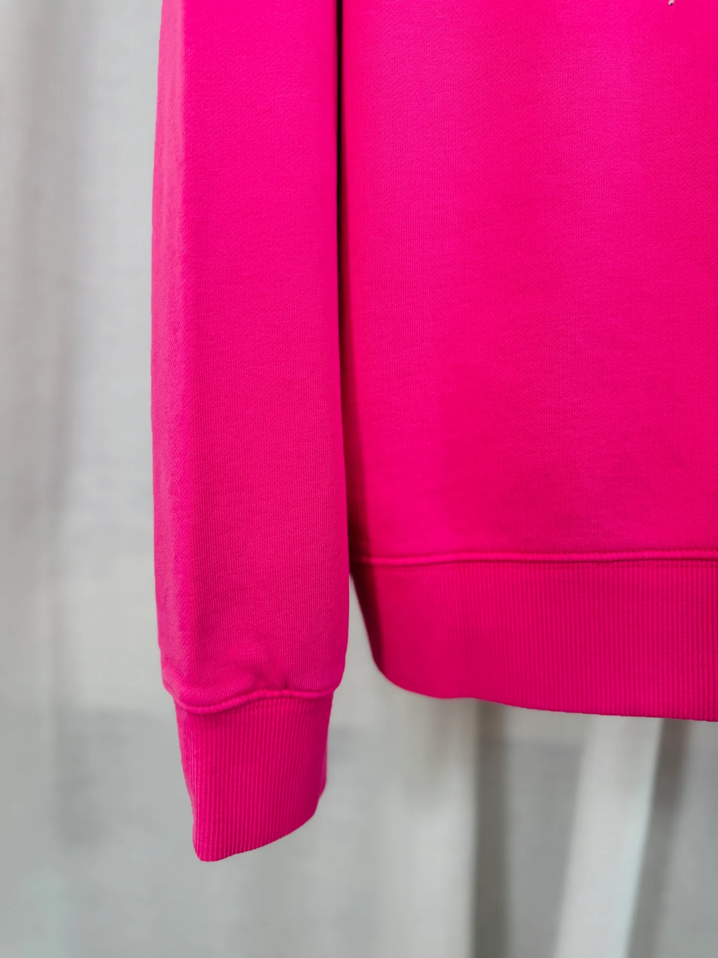 P290 top version, real shot without P, ​​different from market currency) 𝗖𝗵𝗿𝗼𝗺𝗲 𝗛𝗲𝗮𝗿𝘁𝘀/Croxin 2025 Autumn and Winter New Original Single Counter American 3D Rivets and Stickers Couple Casual Sweater 👑The highest version! Customized fabric 430g tripe terry fabric! American-style pickled and distressed original fabric, laser-burned flowers, rivets and diamonds, exquisite embroidery of letters! The best-selling model in the counter, very comfortable to wear. Accessories: original molded and authenticated collar label➕100% silk wash label. Genuine purchase-grade original hangtag➕matching hanging rope➕3D hanging beads➕original packaging bag. Craftsmanship: The original version has consistent wiring! The highest version of the armhole matching technique! Color: Pink Black Green Purple Size: S M L XL Style Number: 25-375